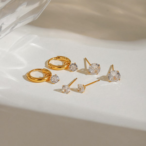 Boucles d'oreilles créoles en zircon plaqué or pour femme, bijoux fantaisie, design géométrique, serties griffes - Product Image 3