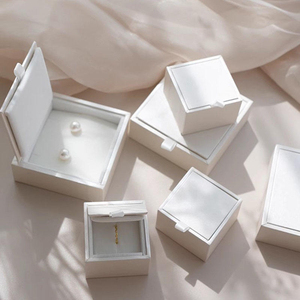 Fabricant chinois de boîtes à bijoux en bois personnalisées, vente en gros de boîtes de rangement pour bagues, avec logo en relief/en creux, taille et forme personnalisées, fermoirs - Product Image 1