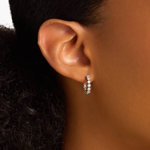 Pendientes de Aro de Oro Laminado de 14k con Moissanita VVS GRA de Corte Redondo y Engaste de Bisel, Sencillos y de Gran Venta, con Certificado - Product Image 3