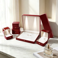 Boîte d'emballage de bijoux en cuir PU rouge personnalisée pour fabricant de colliers, bracelets, pendentifs et bagues LED, idéale pour les fiançailles