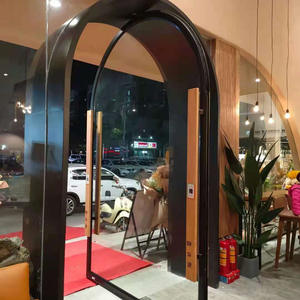 Porte en verre rotative à axe central avec ressort au sol, design arqué 360 degrés pour magasin de vêtements, modèle Arch Net Red - Product Image 2