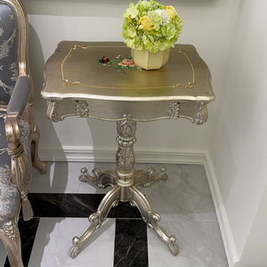 Table d'appoint d'angle petite sur piétement, style champêtre français, avec décor floral papillon peint à la main, feuilles d'argent et rocaille serpentine - Product Image 1