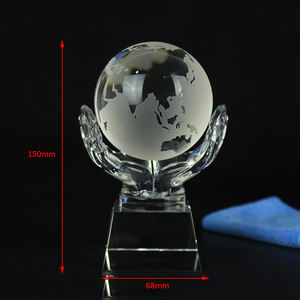 कस्टम K9 क्रिस्टल ट्रॉफी ग्लास पृथ्वी पर्यावरण के लिए हाथ के साथ गेंद क्रिस्टल ग्लोब ट्रॉफी - Product Image 2