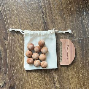 Juego de Peines para Quitar Pelusas de Ropa con Logotipo Personalizable, 10 Bolas de Cedro y Bolsas de Tela - Product Image 2