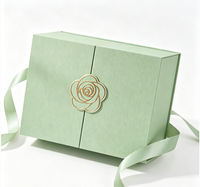 Boîte cadeau de luxe en carton rigide recyclable à double porte magnétique avec logo métallique Camélia, poignée en ruban personnalisée et foulard imprimé quadricolore
