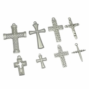 Colgantes de Cruz de Acero Inoxidable con Grabado Religioso Cristiano para Collares y Pulseras, Color Acero Liso, Múltiples Estilos - Product Image 1