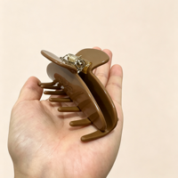CHUJIAN Pince à Cheveux Premium Faite à la Main en Acétate Marron Uni avec Motif Sculpté, Pince Requin Écologique et Durable à Maintien Fort