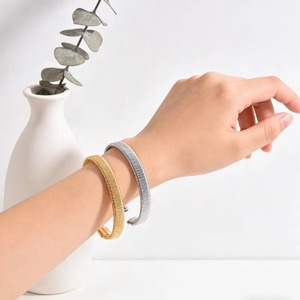 กำไลข้อมือแบบเปิดปรับได้ ตาข่ายถัก สแตนเลสชุบทอง/เงิน ดีไซน์มินิมอลลายก้างปลา ของขวัญเครื่องประดับ - Product Image 5