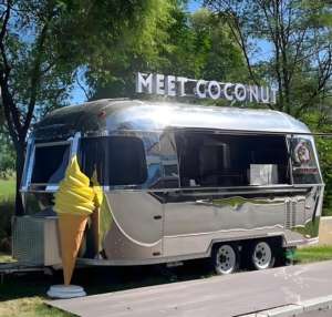 Food Truck Thème Spatial avec Extérieur Métallique, Plafond Étoilé LED et Menu Imprimé Galaxie pour Musées Scientifiques - Product Image 4