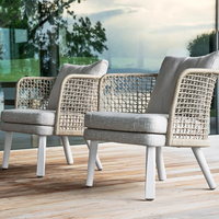 Tables et chaises d'extérieur en rotin naturel au design simple et moderne pour les restaurants, hôtels, appartements, villas, hôpitaux