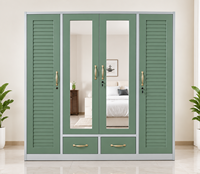 Armoire de chambre contemporaine avec portes miroir, panneaux à persiennes et poignées élégantes dorées