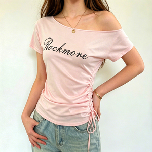 T-shirt asymétrique rose pour femme, à épaules dénudées, avec cordon de serrage latéral, manches courtes froncées et imprimé lettres, nouveau style 2026 - Product Image 3