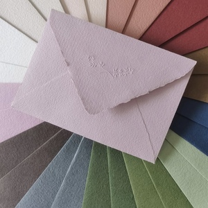 Sobres de Papel Periódico Hechos a Mano con Impresión Vainilla, Borde Desgarrado, Superficie Texturizada Blanca y Rosa, Estampado Dorado en Relieve, Logotipo Personalizado - Product Image 1