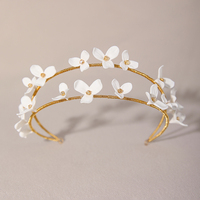 Serre-tête de mariée délicat fait main en pâte polymère double couche, orné de fleurs et de cristaux dorés, pour femme, idéal pour mariage, répétition ou anniversaire