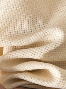 2024 verano nuevo estilo moda Color Beige camiseta interior con contraste Color hombro empalme y Waffle PatternT-Shirt - Product Image 4