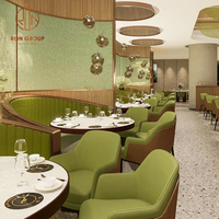 Ensemble de mobilier de restaurant moderne, table de café en bois avec base en métal et chaises à dossier haut en cuir vert pour café