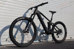 Vélo de montagne électrique Bafang M820 4LEAF Scarlet Witch, cadre en fibre de carbone, fourche en alliage d'aluminium, batterie 48V, freins à disque hydrauliques - Product Image 4