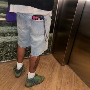 Shorts en jean pour hommes de haute qualité, personnalisés, entièrement ornés de strass, délavés au soleil, avec bordure brute et décoration de trous, sans avis - Product Image 2