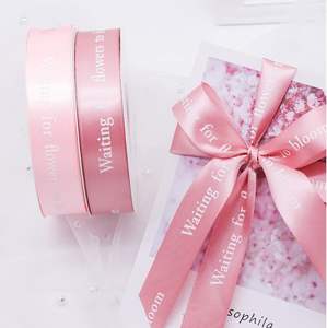 Cinta de Satén Personalizada de 4cm y 5cm con Etiqueta Impresa, Cinta de Satén con Logotipo en Relieve Dorado 3D, Rollo de Cinta de Regalo Navideña Personalizada - Product Image 3