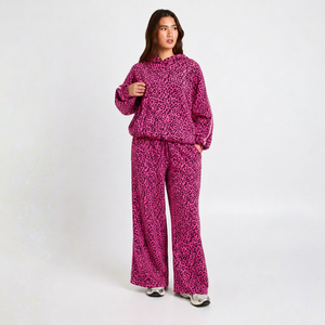 Ensemble de survêtement premium 2 pièces pour femme, imprimé léopard rose, avec sweat à capuche court et pantalon de jogging contrastant, style streetwear décontracté - Product Image 1
