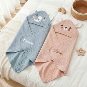Serviette de bain à capuche personnalisée en coton mousseline pour bébé, couverture brodée avec nom et animal, pour nouveau-nés - Product Image 1