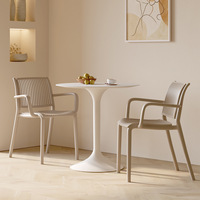 Nouvelle chaise de salle à manger épaisse de style nordique minimaliste, en plastique, à rayures verticales, pour balcon, extérieur et restaurant