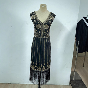 Robe de soirée à sequins col en V avec franges, taille empire, style vintage pour femmes, idéale pour les hôtesses et les artistes de scène - Product Image 2