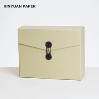 Boîte cadeau rigide de style enveloppe beige personnalisée |   Emballage en papier d'art recyclable avec fermeture magnétique et gaufrage de luxe pour vêtements