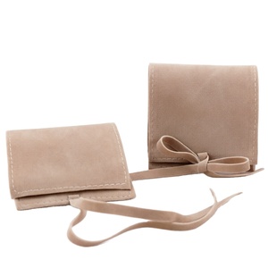 Pochette à bijoux en velours avec logo personnalisé en relief, enveloppe en microfibre suédée pour maquillage et produits de beauté, sac personnalisé pour petites entreprises - Product Image 1