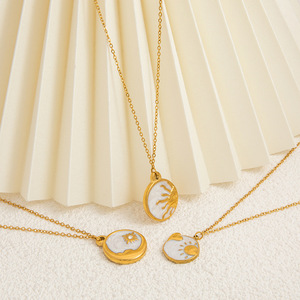 Collar con colgante de sol y luna, chapado en oro de 18 quilates, cadena minimalista para clavícula, colgantes temáticos para mujer - Product Image 2