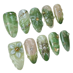 Ongles press-on verts, forme amande moyenne, avec perles 3D dorées, motifs fleurs et papillons, pour femme, collection printemps-été - Product Image 4