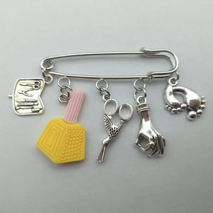 เข็มกลัดโลหะผสมลายเล็บแฟชั่น พร้อมที่ตัดเล็บ จี้รูปมือ สไตล์ลำลอง น่ารัก ลายชนเผ่า สำหรับสาวๆ เซ็กซี่ งานแต่งงาน งานปาร์ตี้ - Product Image 1