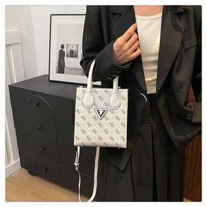 Sac à main au design imprimé personnalisé pour femmes Nouveau sac à bandoulière léger de luxe à la mode Sacs à main à bandoulière de luxe à pochette carrée - Product Image 1
