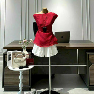 Conjunto de Top Rojo de Un Hombro y Shorts Blancos, Elegante y Femenino, Sin Mangas, Sin Cuello, Mini Conjunto de Dos Piezas - Product Image 1
