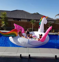 Une fête pour 6 personnes avec des cygnes, des flamants roses, des arcs-en-ciel, des licornes, des piscines gonflables, des îles flottantes et des radeaux