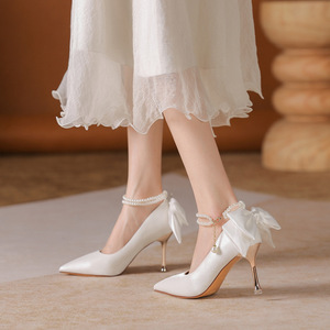 6683-1 Escarpins à bout pointu et talon aiguille avec bride cheville et nœud décoratif, chaussures de mariée à talon haut, doublure satinée, blanc - Product Image 1