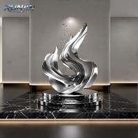 Sculpture en acier inoxydable abstraite en forme de ruban serpentin, base en marbre moderne, poli miroir, H180cm, forgée à la main, RUNJIN