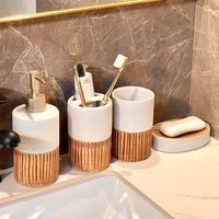 Distributeur de savon en céramique blanche avec pompe Ensemble de gobelets pour brosse à dents à rayures orange pour toilettes d'hôtel modernes compacts avec design décoratif