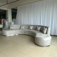 Canapé moderne de luxe en velours courbé chaise de salle à manger romantique mariée marié rembourrage confortable pour les villas spécifiques à l'événement de la salle de mariage