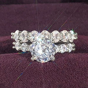 Anello da donna con accenti geometrici in pietra, gioiello moderno e alla moda - Product Image 1