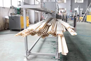 พลาสติก PVC Plinth Skirting Board ทำ Extrusion เครื่องผู้ผลิต