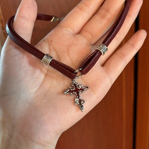 Collier ras du cou en forme de croix, collier ras du cou superposé en cuir de style européen et américain unique, collier ras du cou avec boucle en métal punk brun rougeâtre, style preppy - Product Image 3
