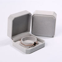 Boîte d'emballage carrée en velours marron pour bijoux, personnalisable avec logo, pour boucles d'oreilles et pendentifs, emballage de qualité en velours pour bijoux