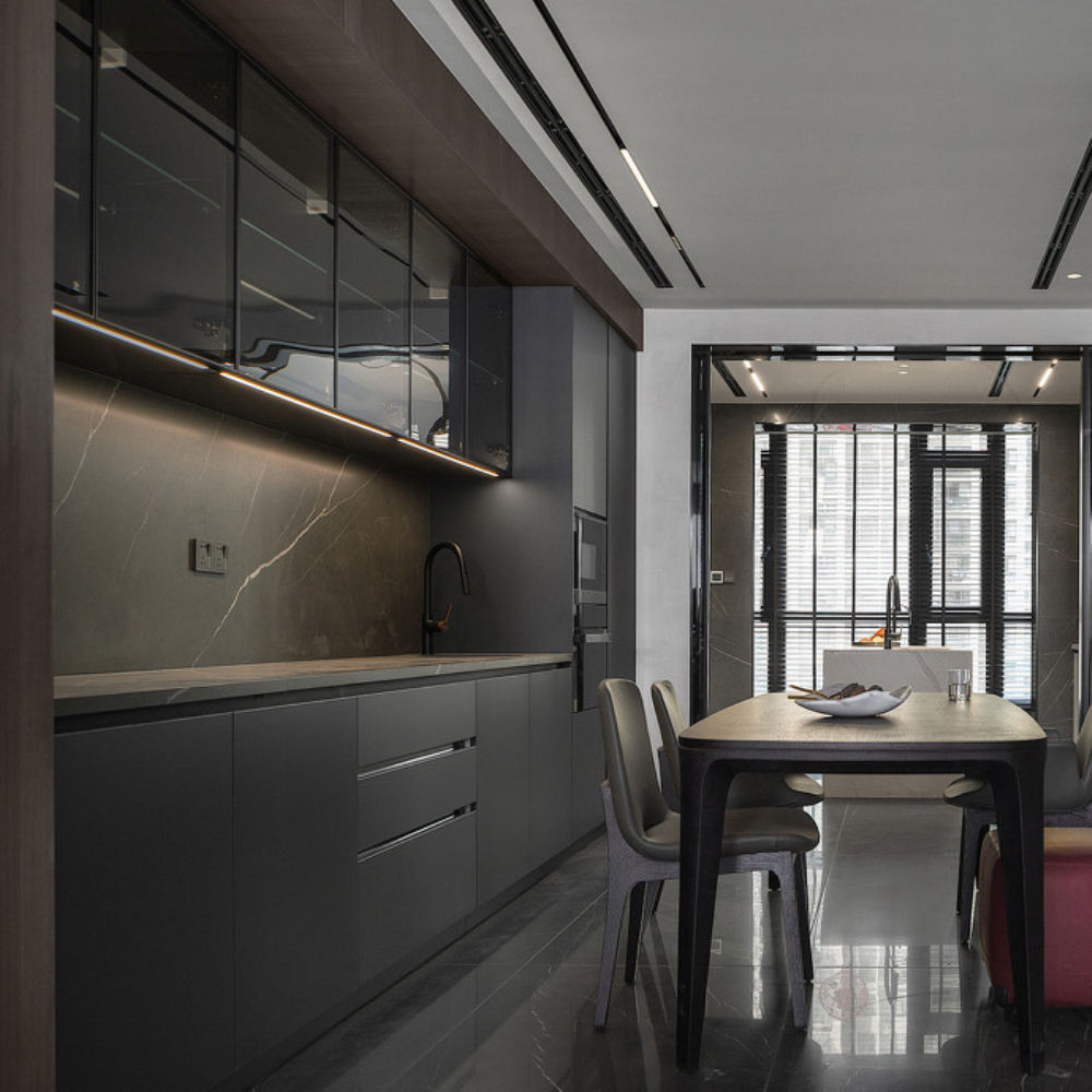 สีเทาเข้ม