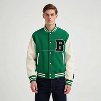 Blouson universitaire vintage personnalisé en cuir pour homme, col montant, avec broderies appliquées et écussons en chenille, idéal pour l'hiver
