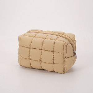 Borsa per il trucco in Nylon trapuntato in poliestere con imbottitura a griglia a bolle spaziosa custodia quadrata per articoli da toeletta e deposito cosmetico - Product Image 4