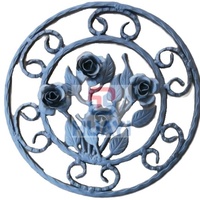 Escalera en espiral decorativa de lujo estilo rústico con escultura floral en hierro forjado con superficie antirust para portón