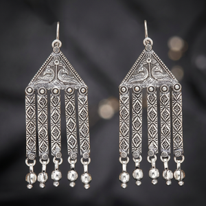 Boucles d'oreilles pendantes classiques Indo-Occidentales pour femmes Kanhai Jewels avec placage oxydé, cristal et strass blancs 9485 - Product Image 2