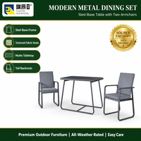 Ensemble de salle à manger d'extérieur 3 pièces avec table à base de traîneau en métal et 2 fauteuils rembourrés, finition charbon grain de bois pour patio