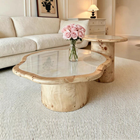 Table basse minimaliste moderne en bois avec plateau en marbre irrégulier, ensemble de meubles italiens élégants et stylés pour le salon